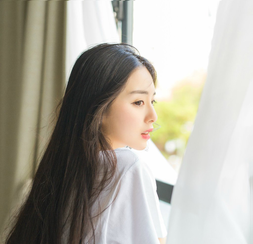 严颜闻言不禁大笑起来：“尔等太过胆小，那魏延便是有多余兵马，这一带山陵遍布，如何施展，我只带八千人前去迎战，城中还有万人人马，我走后，尔等好生看管城池，待我凯旋归来。”